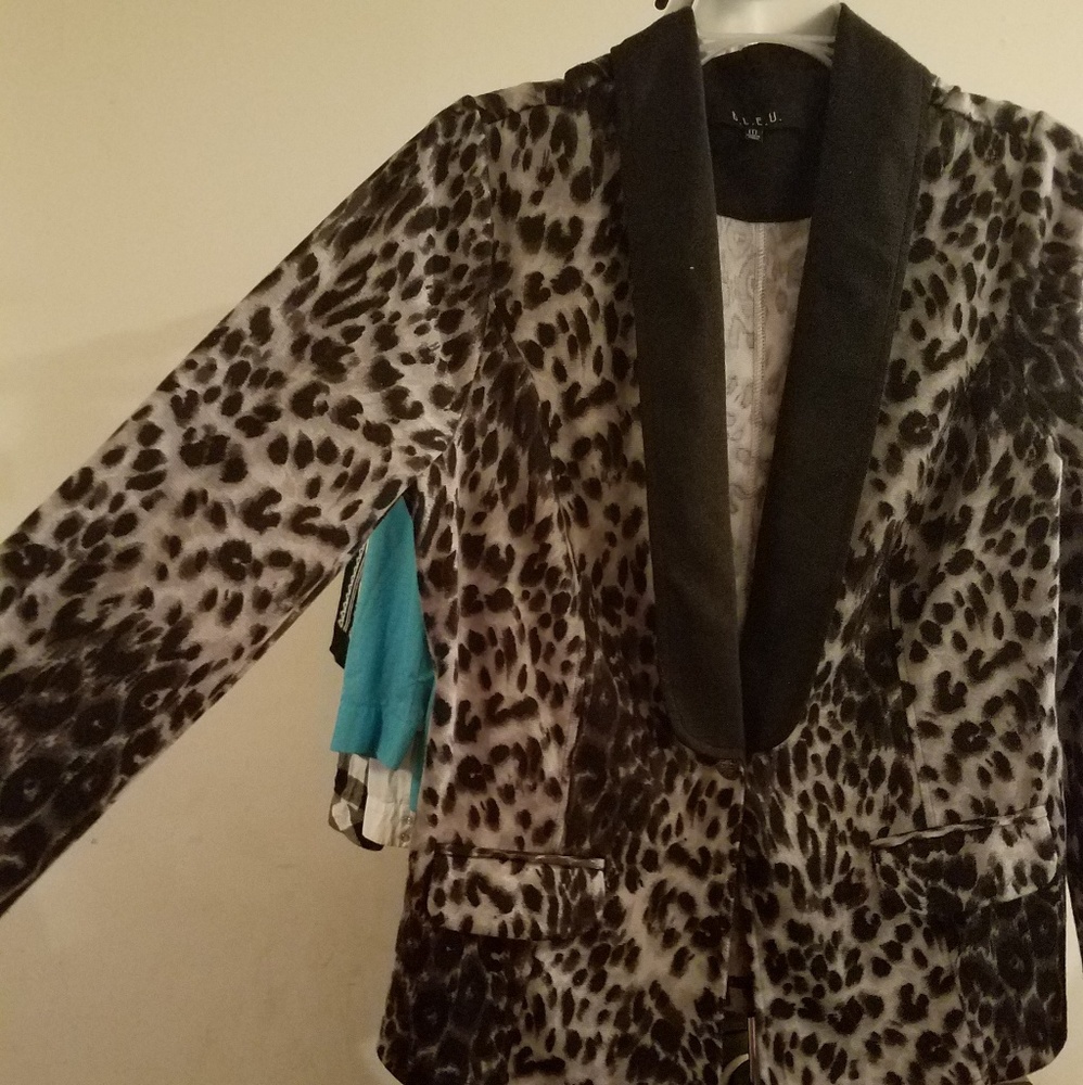 Gray leopard print jacket/blazer